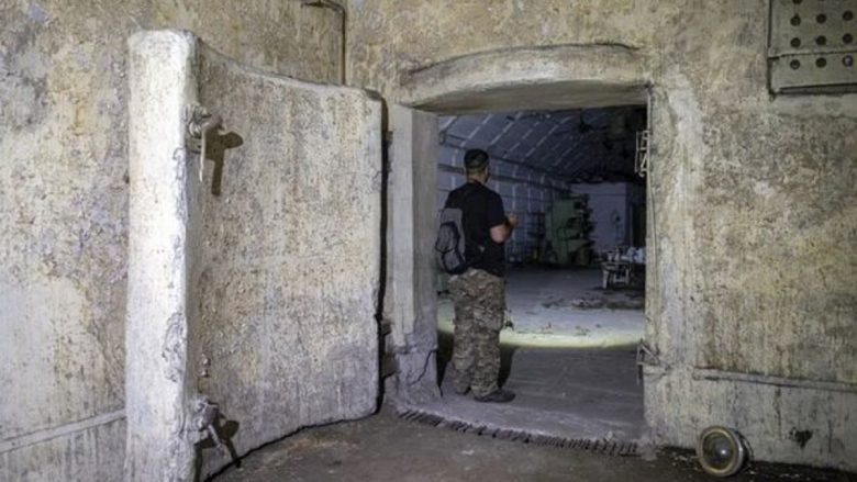 Hynë në tunelet e uzinës së armëve në Poliçan, lirohen 4 shtetasit çekë, vazhdojnë hetimet