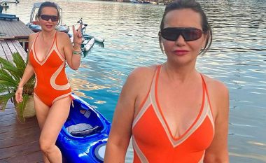 ‘DailyMail’ shkruan për nënën e Rita Orës: Paraqitjet atraktive të 58-vjeçares në bikini nga pushimet në Ulqin