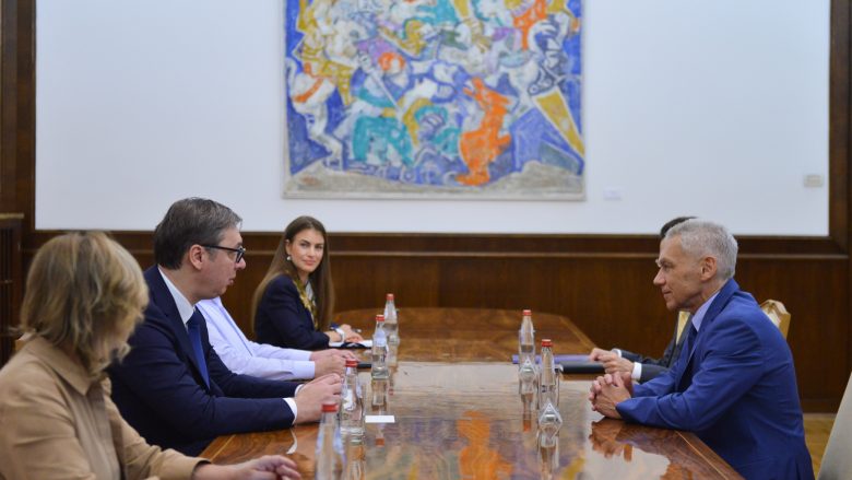 Aleksandar Vuçiq këshillohet me ambasadorin rus në Beograd për hapat e ardhshëm në raport me Kosovën