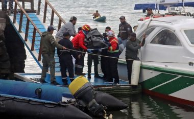 Motorët ndaluan pasi mbetën pa karburant, katër të vdekur pasi një varkë u fundos pranë ishujve Galapagos në Oqeanin Paqësor