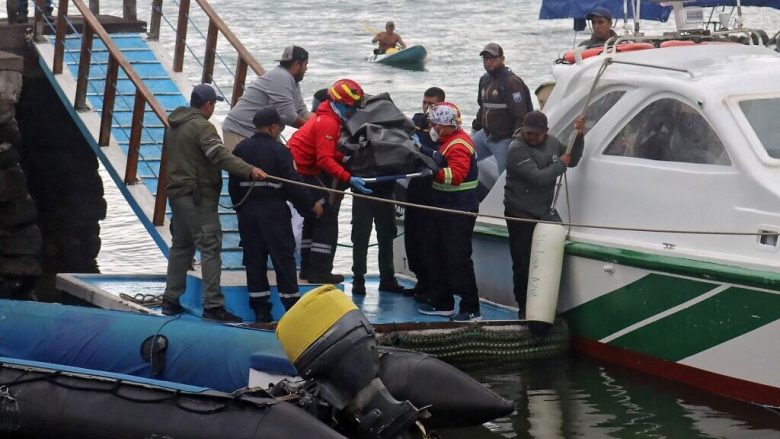 Motorët ndaluan pasi mbetën pa karburant, katër të vdekur pasi një varkë u fundos pranë ishujve Galapagos në Oqeanin Paqësor
