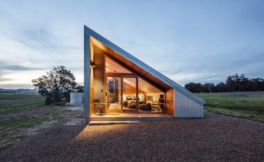 Rurale dhe luksoze: Një shtëpi e pazakontë me një çati këndore