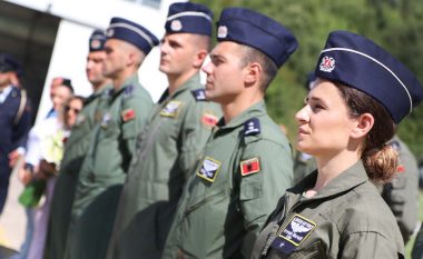 11 pilotë të rinj i shtohen Forcave Ajrore të Shqipërisë, mes tyre edhe një vajzë