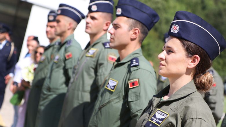 11 pilotë të rinj i shtohen Forcave Ajrore të Shqipërisë, mes tyre edhe një vajzë