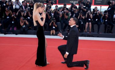 Alessandro Basciano i bën propozim romantik Sophie Codegonit gjatë parakalimit në tapetin e kuq në Festivalin e Filmit në Venecia