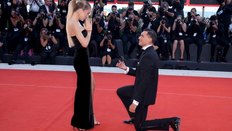 Alessandro Basciano i bën propozim romantik Sophie Codegonit gjatë parakalimit në tapetin e kuq në Festivalin e Filmit në Venecia
