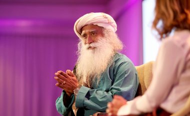 Fjalët e tij janë frymëzim: Guruja indiane, të cilin e ndjekin miliona njerëz, ka porosinë për ata të cilët e duan luksin