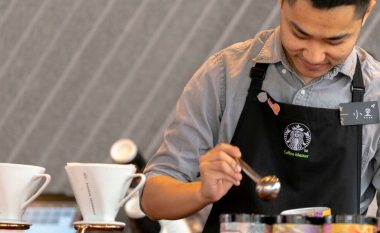 Pse disa punëtorë veshin përparëse të zeza në Starbucks
