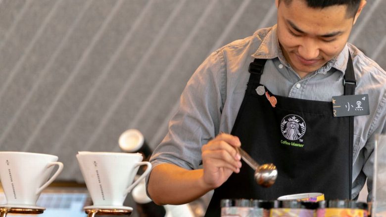 Pse disa punëtorë veshin përparëse të zeza në Starbucks