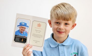 Britaniku 5 vjeçar mori një nga letrat e fundit të shkruara nga Mbretëresha një ditë pasi ajo ndërroi jetë