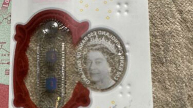 Britaniku e shet kartëmonedhën me fytyrën e Mbretëreshës Elizabeth II – bankënotën 50 funteshe mund ta bëni për vete për 11431 euro