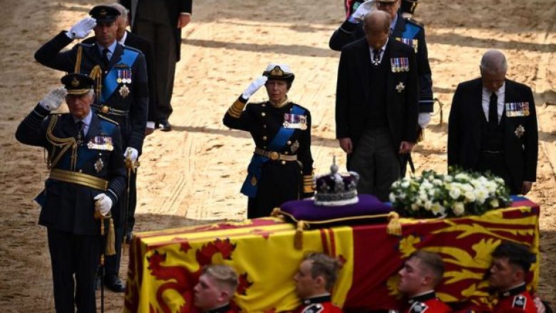 Pse Princi Harry nuk e përshëndeti arkivolin e Mbretëreshës Elizabeth II sikurse anëtarët e tjerë të familjes mbretërore