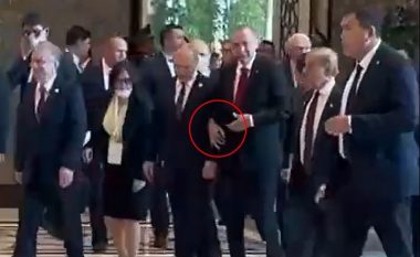 Erdogan e mban për dore Putinin, e ndihmon të ecë – videoja që po bën bujë në rrjetet sociale