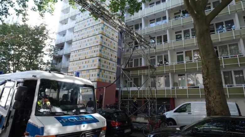 Kosovari e godet me sëpatë për vdekje ukrainasen në Berlin, policia gjermane ndërhyn duke vrarë sulmuesin