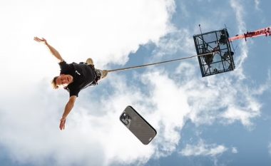 U hodh me litar nga një lartësi mbi 50 metra, nga ajo lartësi hodhi edhe iPhone 14 – mrekullisht nuk u dëmtua fare telefoni
