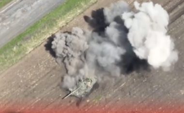 Shumë ushtarë u futën në të dhe deshën t’i ikin dronit ukrainas, por tanku rus përfundoi në fushën e minuar