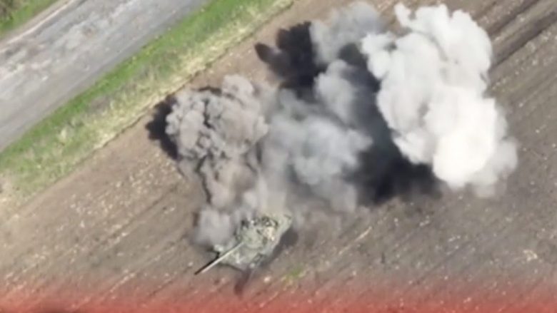 Shumë ushtarë u futën në të dhe deshën t’i ikin dronit ukrainas, por tanku rus përfundoi në fushën e minuar
