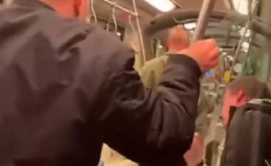 Rrahin brutalisht dy të rinj në tramvaj në qendër të Zagrebit, pamjet publikohen në rrjetet sociale – policia kroate arreston sulmuesit