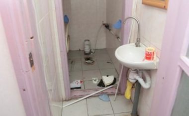 E bëjnë edhe këtë, ushtarët rusë vjedhin guaskën në tualetin e postës në rajonin e Kharkivit