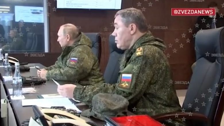 Putin i pakënaqur me zyrtarët e lartë ushtarakë, injoron komandantin e forcave të armatosura ruse