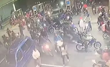 Banda prej 60 motoçiklistëve “pushtojnë” pompën e derivateve në Buenos Aires, mbushin rezervuarët dhe largohen pa paguar