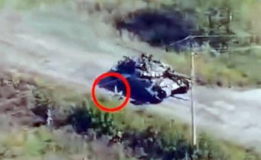 Tanku rus “arratiset” nga ukrainasit, nga mjeti i blinduar kërcejnë ushtarët – Kievi publikon videon me të cilën tallet me Kremlinin