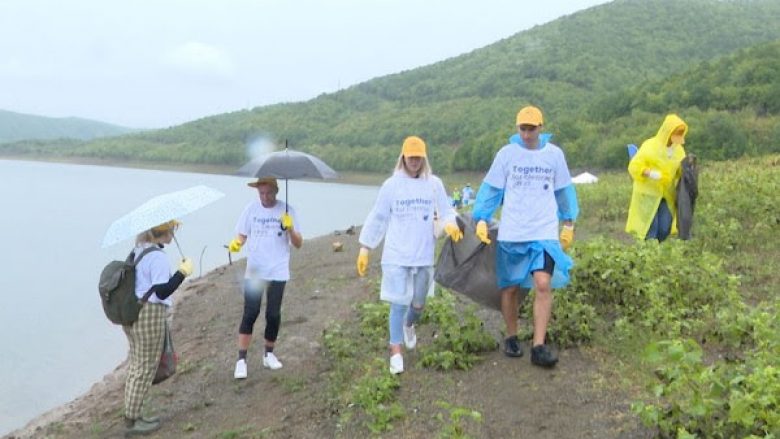 Pastrimi i liqenit të Badovcit, ambasadori Szunyog bëri thirrje për përkushtim dhe angazhim për një ambient më të mirë