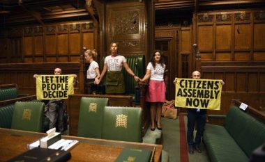 Incident në parlamentin britanik, arrestohen gjashtë protestues