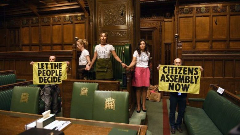 Incident në parlamentin britanik, arrestohen gjashtë protestues