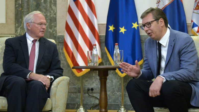 Ambasadori Hill: Presim një shpjegim nga Serbia në lidhje me dokumentin e nënshkruar me Rusinë