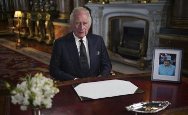 Mbreti Charles III i drejtohet për herë të parë kombit, i bëri homazhe edhe Mbretëreshës Elizabeth II