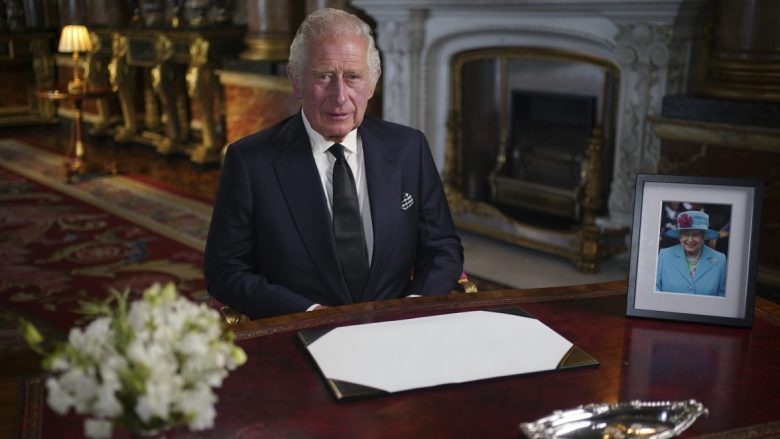 Mbreti Charles III i drejtohet për herë të parë kombit, i bëri homazhe edhe Mbretëreshës Elizabeth II