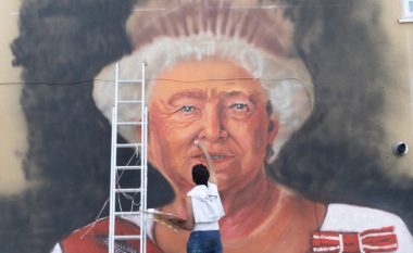 Një mural kushtuar Mbretëreshës Elizabeth II apo trajnerit legjendar të futbollit Alex Ferguson