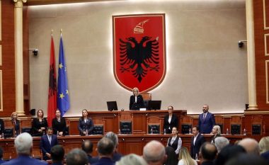 Kuvendi i Shqipërisë mban një minutë heshtje në nderim të Elizabeth II
