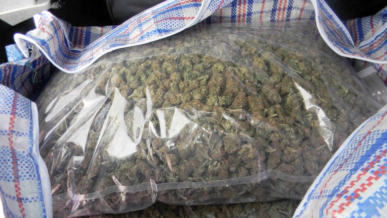 Arrestohen dy persona në Bresalc të Gjilanit, policia iu gjeti 18 kilogramë marihuanë