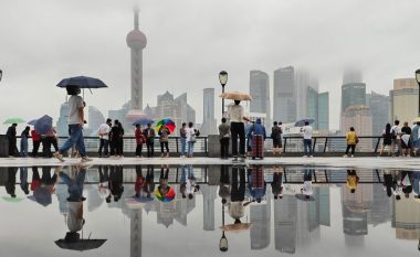 Miliona njerëz në Kinë po përgatiten për shira të rrëmbyeshëm dhe përmbytje ndërsa tajfuni Muifa “zbarkon në tokë”