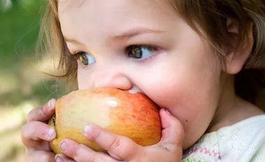 Përse personit alergjik nga poleni edhe molla mund t’i bëjë problem – çfarë janë alergjitë e kryqëzuara dhe kur janë shumë të rrezikshme