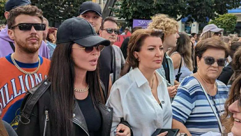 Mori pjesë në protestën në Prishtinë – Dafina Zeqiri thotë se u diskriminuan nga organizatoret