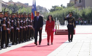 Presidenti i Sllovenisë nis vizitën në Kosovë, pritet me ceremoni shtetërore nga Osmani