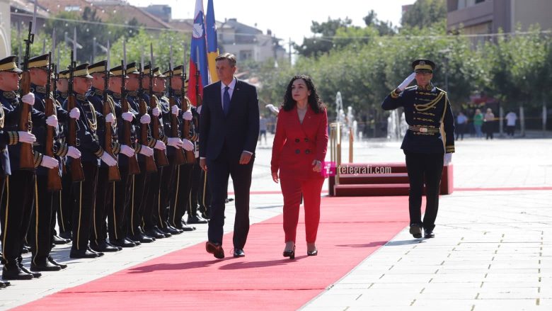 Presidenti i Sllovenisë nis vizitën në Kosovë, pritet me ceremoni shtetërore nga Osmani