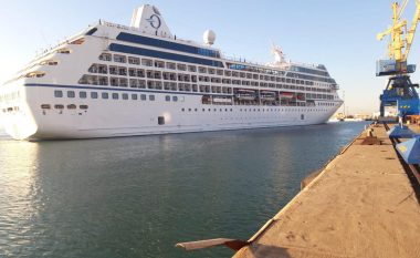 Anija “Nautica” me 527 turistë amerikanë ankorohet në portin e Durrësit