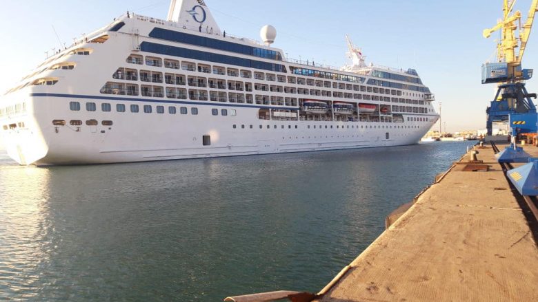 Anija “Nautica” me 527 turistë amerikanë ankorohet në portin e Durrësit