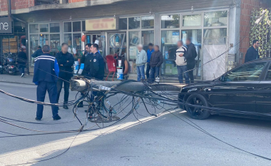 Shtylla elektrike bie mbi një veturë në Prishtinë – lëndohen tre persona