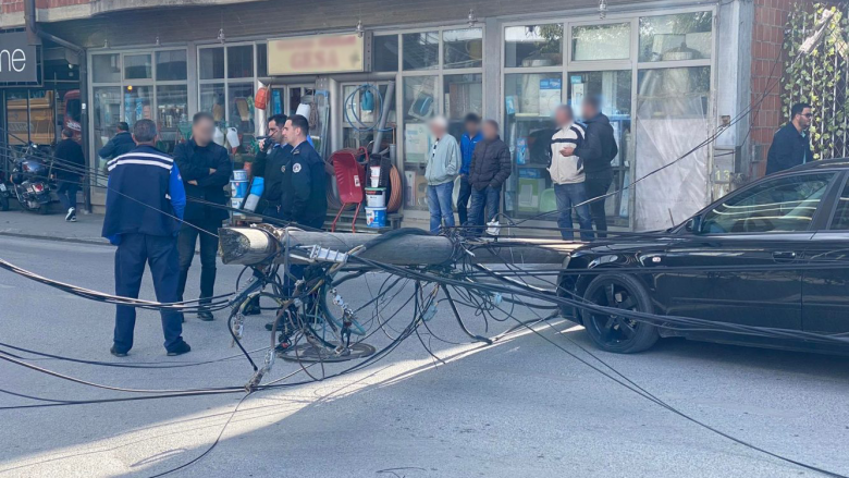 Shtylla elektrike bie mbi një veturë në Prishtinë – lëndohen tre persona