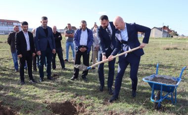 Ministri Krasniqi dhe kryetari Aliu, përuruan projektin e rregullimit të parkut dhe këndit të lodrave në Gjyrkoc të Shtimes