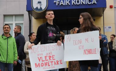 Prindërit protestojnë para “Faik Konicës” për hapjen e shkollave – nxënësit ankohen se po iu humb vullneti