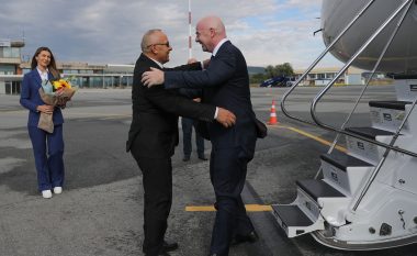 Infantino arrin në Kosovë, pritet nga Agim Ademi në aeroportin e Prishtinës