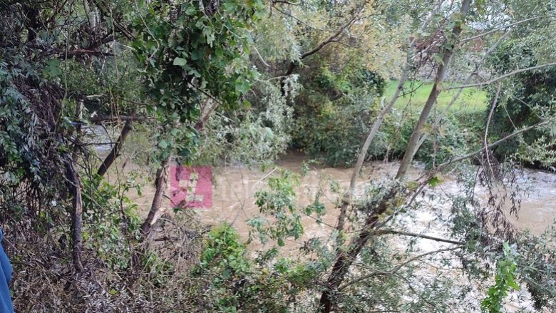 Vazhdojnë kërkimet për pasagjerët e mundshëm në makinën që dje ra në lumin Vardar