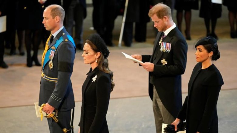 Kate Middleton dhe Meghan Markle shihen të pikëlluara gjatë ceremonisë së funeralit të Mbretëreshës