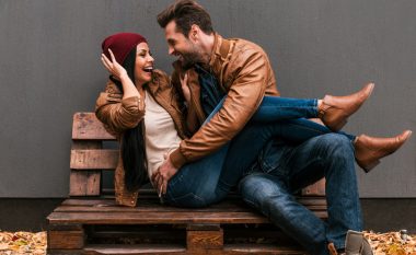 Burrat mendojnë se janë më qesharak se partnerja dhe janë më të lumtur nëse ajo i lejon të mendojnë se janë eprori në anën komike, zbulon studimi